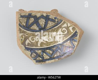 Schale oder Schüssel Fragment mit ornamentalen Bordüren, Fragment einer Schale mit Quarz Pommes mit einer Creme farbige Glasur. Mit dekorativen Bändchen mit geometrischen Mustern eingerichtet und in Blau- und Lustre curl., anonym, Manises, C. 1600 - C. 1699, Steingut, Glasur, Glanz (Textil), Verglasung, h 5,8 cm x B 9,9 cm x T 7,1 cm Stockfoto