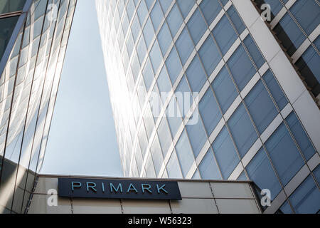 LYON, Frankreich - 13. JULI 2019: Primark Logo vor Ihrer wichtigsten Shop in der Innenstadt von Lyon. Primark ist eine irische schnelle Mode Bekleidung Händler, Stockfoto