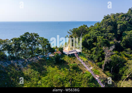 Antenne drone Ansicht einer kleinen buddhistischen Pagode auf einer kleinen tropischen Insel in Myanmar (Swinton Insel) Stockfoto