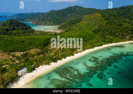 Antenne drone Blick auf ein kleines Fischerdorf an einem üppigen, grünen, tropischen Insel Stockfoto