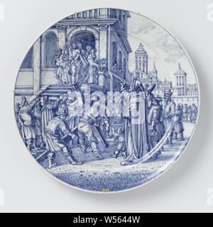Mit Ecce Homo Platte, Platte mit Ecce homo, Platte aus Fayence mit Szenen aus dem Leben Christi nach Stiche von Hendrick Goltzius, Pilatus Christus zum Menschen, "Ostentatio Christi", "Ecce Homo" (Joh 19:4-6), De Roos (zugeschrieben), Delft, C. 1700 - C. 1725 d 25,5 cm Stockfoto