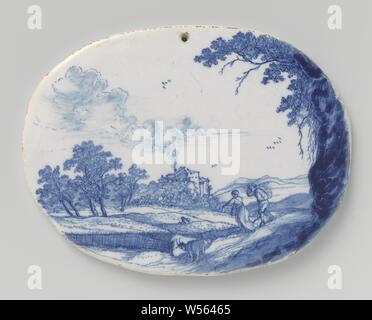 Die zwei ovalen Tafeln mit Landschaften, ovale Plakette mit Landschaft, Platte aus Fayence, bemalt mit einer Landschaft in Blau, Landschaften in der gemäßigten Zone, Rauch, Stapel, anonym, Delft, C. 1650 - C. 1675, d 20,5 cm Stockfoto