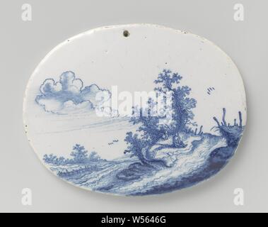 Die zwei ovalen Tafeln mit Landschaften, ovale Plakette mit Landschaft, ovale Platte aus Fayence, mit einer Landschaft gemalt, Landschaften in der gemäßigten Zone, anonym, Delft, C. 1650 - C. 1665, d 20 cm Stockfoto