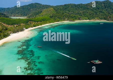 Antenne drone Blick auf einen wunderschönen tropischen Insel Strand (große Swinton, Mergui Archipel, Myanmar) Stockfoto