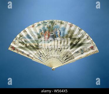 Folding Fan mit einem Blatt Papier, auf dem in Aquarell Rebecca und Elieser und zwei Frauen an der Quelle, die auf einen Rahmen von Ajour und geprägte Elfenbein mit Perlmutt, Elfenbein Rahmen mit Stein auf Pin Pin, 22 zusammenhängende Beine ajour und mit Darstellung auf Mutter geprägte Perlmutt, Pergament (?) Blatt gemalt mit Rebecca, Rückseite bossage., anonym, Niederlande, C. 1745 - C. 1755, blad, montuur, sluitpin, Schneiden, s 53,5 cm x L 29,3 cm Stockfoto