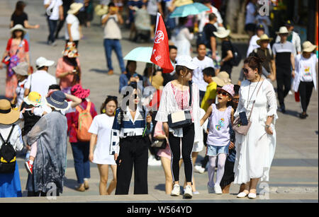 ---- Touristen besuchen das Nanshan Tempel in der Nanshan Buddhismus kulturelle Zone vor der chinesische Mondjahr oder Spring Festival in Sanya City, Stockfoto