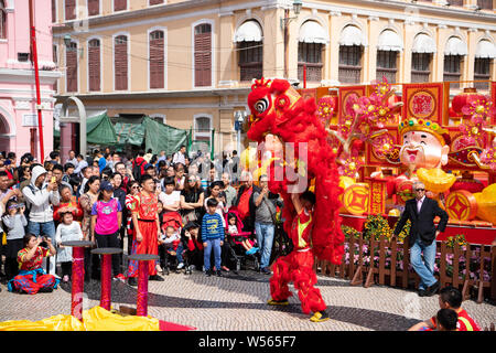 Animateure durchführen, Drachen- und Löwentanz zu feiern das chinesische Mondjahr, auch als Spring Festival bekannt, am Largo do Senado in Macau, Ch Stockfoto