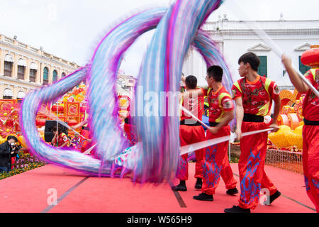 Animateure durchführen, Drachen- und Löwentanz zu feiern das chinesische Mondjahr, auch als Spring Festival bekannt, am Largo do Senado in Macau, Ch Stockfoto