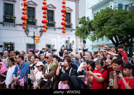 Animateure durchführen, Drachen- und Löwentanz zu feiern das chinesische Mondjahr, auch als Spring Festival bekannt, am Largo do Senado in Macau, Ch Stockfoto