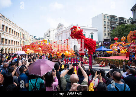 Animateure durchführen, Drachen- und Löwentanz zu feiern das chinesische Mondjahr, auch als Spring Festival bekannt, am Largo do Senado in Macau, Ch Stockfoto