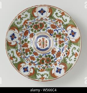 Platte von bunt bemalten Fayencen mit Blumenschmuck, runde Platte mit bunt bemalten Fayencen, mit Blumen und floralen Motiven in den Farben Grün, Rot und Blau, anonym, Delft, c. lackiert 1740 - C. 1780, Steingut, Zinn Glasur, d 22,4 cm x H 2,6 cm Stockfoto