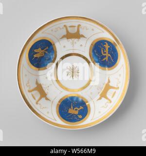 Untertasse mit Musikinstrumenten, Porzellanschale mit einer geraden Wand, malte auf der Glasur in Blau und Gold. Auf dem Regal eine Rosette in einem Medaillon. Durch diese Mauer umgeben, abwechselnd fächerförmigen Abschnitte mit einer Harfe und goldene Medaillons mit Musikinstrumenten gegen eine matte blauen Hintergrund. Gold Band am Rand., anonym, Frankreich, C. 1790 - C. 1800, Porzellan (Material), Glasur, Gold (Metall), Verglasung, h 3,8 cm, d 16,2 cm d 10 cm Stockfoto