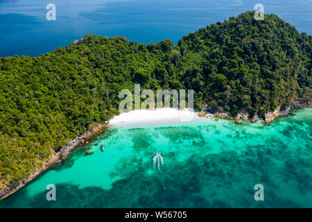 Antenne drone Ansicht eines tropischen Strand auf einem Grün, einsame Insel Stockfoto