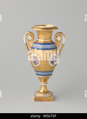 Vase mit Blumen, Blumen Schriftrollen und Zierpflanzen Grenzen, Porzellan Vase mit eine eiförmige Körper, zwei hohen, gebogenen Ohren und eine hohe, profilierte Fuß endet in einer quadratischen Grundfläche. Auf der Glasur in Blau, Rot, Rosa, Grün, Gelb, Violett und Gold bemalt. Die Vase ist mit Gold bedeckt, abgesehen von ein paar Zeilen. Am Bauch eine große goldene Band mit zwei dekorativen Bändchen, zwischen denen Sanduhr-Boxen mit floralen blättert eingraviert. Medaillons mit Blumensträußen gespeichert. Ein Blatt Rebe in blau auf der Schulter und über dem Fuß. Die Ohren sind in der Form einer Blume Ranke, mit einer Rosette in der curl Stockfoto