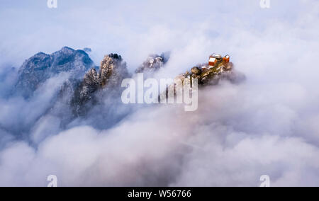 Luftaufnahme der Wudang Berge mit Schnee bedeckt in einem Meer der Wolken ein Märchenland - wie die Welt, in der bezirksfreien Stadt, der zentralen China Hubei provin zu erstellen Stockfoto