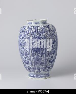 Topf von Fayence, blau lackiert mit Blumenschmuck. Der Mixbecher mit Deckel ist Teil eines Schrankes gesetzt., De Lampetkan (auf Objekt erwähnt), Delft, 1740 - 1780, H 26,0 cm x T 16,0 cm Stockfoto