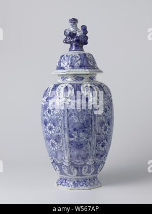 Topf von Fayence, blau lackiert mit Blumenschmuck. Der Mixbecher mit Deckel ist Teil eines Schrankes gesetzt., De Lampetkan (auf Objekt erwähnt), Delft, 1740 - 1780, H 25,8 cm x T 15,0 cm Stockfoto