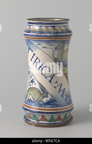 Albarello mit Beschriftung TIRICA MAG, auf eine diagonale Förderband gemalt. Über die Band ein Hirsch, darunter einen Hasen., konkav zylindrische Vase mit engem Hals und Fuß, aus bunten Majolika-fliesen. Eine diagonale Förderband ist auf die Vase mit der Aufschrift gemalt: TIRICA MAG. Ein Reh ist über die Band lackiert und ein Hase ist unterhalb der Band. Die Vase ist weiter mit floralen blättert gemalt., Huftiere: Reh, Nagetiere: Hase, anonyme, Antwerpen, C. 1525 - C. 1560, Steingut, Zinn, Blei Glasur Glasur, h 26,0 cm x T 12,5 cm Stockfoto