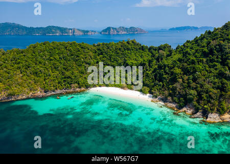 Antenne drone Ansicht eines tropischen Strand auf einem Grün, einsame Insel Stockfoto