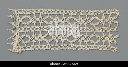 Streifen des Schiebers Spitze mit einem reticella Muster von Diamanten und Sterne, natürliche Schieber von LACE-Streifen. Das Muster ist auf reticella und besteht aus zwei Streifen mit Zöpfen, die Diamanten bilden und sind durch zwei Sterne, auch mit Zöpfen, abgewechselt. Ein schmaler Weg mit x-förmigen Zöpfe läuft am unteren und oberen Rand des Strip und entlang der Mittellinie des Streifens, zwischen den beiden Streifen mit Diamanten. Der Ober- und Unterseite des Streifens sind gerade beendet und beide haben picots. Eine kurze Seite ist abgeschnitten und die andere ist mit einem Zickzack-muster Grenze fertig und langen spitzen Muscheln., anonym Stockfoto