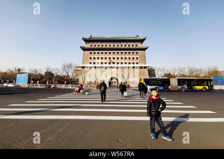 Blick auf das fast leere Tor Zhengyang Jianlou in der Qianmen Straße vor dem Chinesischen Neujahrsfest, auch Frühlingsfest, Peking, China, 1 bekannt Stockfoto