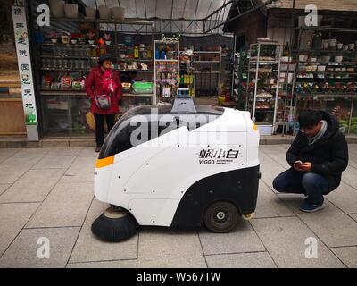 Die autonomen Fahren Abwasserentsorgung Fahrzeug Viggo räumt Müll an der Beijing botanischen Garten in Peking, China, 26. Februar 2019. Eine autonome Stockfoto