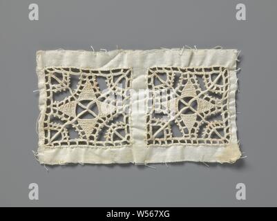 Stahl Nadel Spitze mit zwei Cut-away Quadrate, Stahl in natürlichen Farben: Elfenbein geknotet Nadel Spitze Spitze. Die Imitation reticella mit einem geometrischen Motiv der zwei openwork Plätze in ein rechteckiges Stück Bettwäsche. Ein 4-Stern in beiden Plätzen, durch zwei diagonale Linien durchzogen. Geschwungene Linien, an den Ecken und den Umfang des Stern., anonym, Noordwest-Italie (möglicherweise), C. 1800 - C. 1824, Leinen (Material), Elfenbein, H 11 cm x w 6 cm Stockfoto