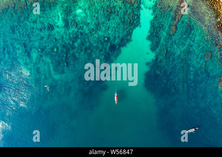 Luftaufnahme von traditionellen Longtailboot Fischerboote in flachen Gewässern in Myanmar Stockfoto
