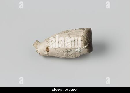Fragment der Pfeifenkopf, Fragment der Pfeifenkopf mit einer Krone, einem Personal-Lager Löwe, zwei Porträts mit den Buchstaben V und P unter, ein Mann und eine Schärpe mit VIVAT ORANIE. Aus den Ausgrabungen bei Hofstede Arentsburg 1827-1831 Unter der Leitung von Professor Reuvens., anonym, C. 1400 - C. 1950, Leitung Ton, l 5,1 cm × w 2,4 cm Stockfoto