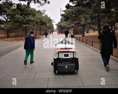 Die autonomen Fahren Abwasserentsorgung Fahrzeug Viggo räumt Müll an der Beijing botanischen Garten in Peking, China, 26. Februar 2019. Eine autonome Stockfoto