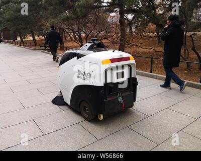 Die autonomen Fahren Abwasserentsorgung Fahrzeug Viggo räumt Müll an der Beijing botanischen Garten in Peking, China, 26. Februar 2019. Eine autonome Stockfoto