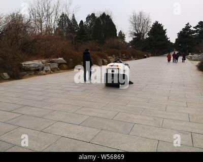 Die autonomen Fahren Abwasserentsorgung Fahrzeug Viggo räumt Müll an der Beijing botanischen Garten in Peking, China, 26. Februar 2019. Eine autonome Stockfoto