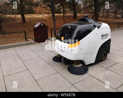 Die autonomen Fahren Abwasserentsorgung Fahrzeug Viggo räumt Müll an der Beijing botanischen Garten in Peking, China, 26. Februar 2019. Eine autonome Stockfoto