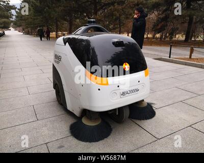 Die autonomen Fahren Abwasserentsorgung Fahrzeug Viggo räumt Müll an der Beijing botanischen Garten in Peking, China, 26. Februar 2019. Eine autonome Stockfoto