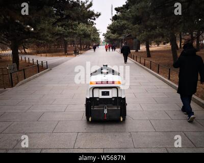 Die autonomen Fahren Abwasserentsorgung Fahrzeug Viggo räumt Müll an der Beijing botanischen Garten in Peking, China, 26. Februar 2019. Eine autonome Stockfoto