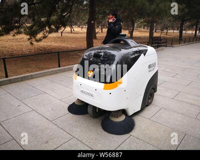 Die autonomen Fahren Abwasserentsorgung Fahrzeug Viggo räumt Müll an der Beijing botanischen Garten in Peking, China, 26. Februar 2019. Eine autonome Stockfoto