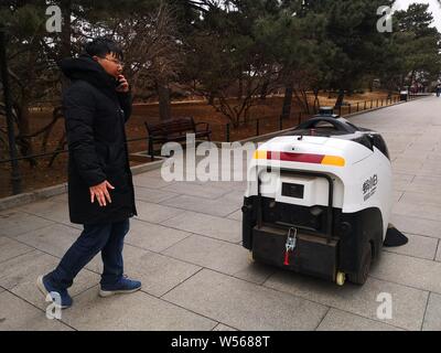 Die autonomen Fahren Abwasserentsorgung Fahrzeug Viggo räumt Müll an der Beijing botanischen Garten in Peking, China, 26. Februar 2019. Eine autonome Stockfoto