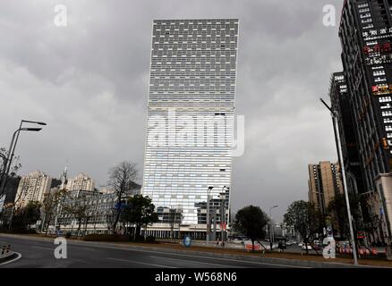 Blick auf die beiden 101 Meter hohen Gebäude schräg in einem Winkel von 15 Grad nach verschiedenen Richtungen in Chongqing, China, 12. Februar 2019 lehnte. Stockfoto
