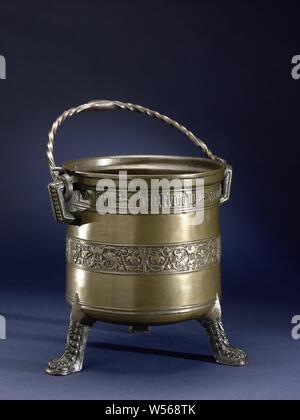 Kochtopf für Adam Splinter und Alyt Louwermans, der zylindrischen Topf kocht, gefertigt in einem Stück mit Hilfe eines sand Form gegossen, wie unten zu sehen ist. Der Topf hat einen profilierten Leicht hervorstehende Rand. Darunter ein Fries eingerahmt von Rippen mit der Inschrift in Adam gotischen minuskels' Splinter alyt louwermans syn Hausfrau anno XVc" mit den folgenden neun verschiedene Löcher: 1 Ein Mann, der Macht eine zeigende Geste mit der linken Hand und die rechte Hand auf einen Dolch (?) mag, 2 ein rundes Medaillon mit einem wilden Mann mit Verein in der Hand und mit einem Wappen auf die zwei gekreuzten Balken Stockfoto