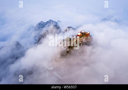 Luftaufnahme der Wudang Berge mit Schnee bedeckt in einem Meer der Wolken ein Märchenland - wie die Welt, in der bezirksfreien Stadt, der zentralen China Hubei provin zu erstellen Stockfoto