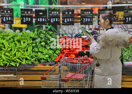 ---- Ein Kunde Geschäfte für frisches Gemüse in einem Supermarkt in Yantai Stadt, im Osten der chinesischen Provinz Shandong, 10. Januar 2019. Hinter Chinas Einbruch Stockfoto