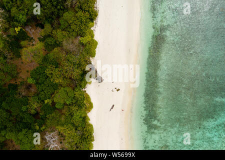 Antenne drone Blick auf eine einsame, idyllische tropische Sandstrand auf einem kleinen, grünen Insel Stockfoto