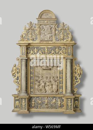 Inländische Altar mit dem Letzten Abendmahl Haus Altar mit dem Letzten Abendmahl, dem Altar besteht aus einem postament, ein Quadrat und ein Rahmen, auf dem eine Krone mit einer zweiten Hauptrahmen und Fronton. Zwei Säulen ruhen auf dem postament, die in den Ecken, die, mit Pilastern befindet sich hinter der Leiter Struktur, die auch weg gefegt ist die Unterstützung verschluckt wird. Sie umschließen die Linderung mit dem Letzten Abendmahl, oben und seitlich in einem flachen Rahmen montiert. Das Sakrament findet in einem Renaissance Innenraum, der Rückwand, die zwei Statuen in den Nischen zeigt, zwischen kannelierten Säulen platziert, Stockfoto