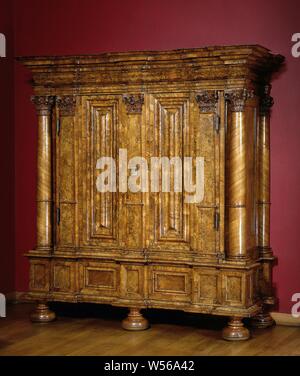 Gehäuse aus Wurzelnuss, Schrank mit wurzelnuss auf Pine geklebt, ruht auf sechs gedreht Nussbaum kugelfüßen. Die ecke Beiträge in Form von freistehenden korinthischen Säulen tragen, mit Pilastern neben ihnen und auf der zentralen Post, dem verdeckten Kopf Frame mit Ove geformte Frieze. Die zwei Türen, auf Kupfer Scharniere biegen Sie haben hohe Auflagen mit schmalen Rücken, die, wie die Frames, arch Profile haben. Es gibt Schubladen in dem verdeckten Base. Seiten mit Flachbildschirmen und Quartal Spalten an der Wand Seite., anonym, Frankfurt am Main, C. 1685 - C. 1700, Holz (Pflanzen), Kiefer (Holz), Kupfer Stockfoto
