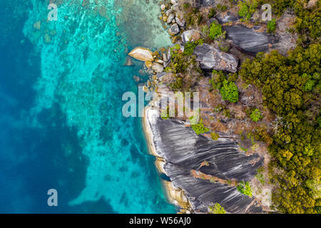 Antenne drone Blick auf einer einsamen Insel im flachen warmen Ozean (South Twin, Mergui) Stockfoto