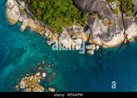 Antenne drone Blick auf einer einsamen Insel im flachen warmen Ozean (South Twin, Mergui) Stockfoto