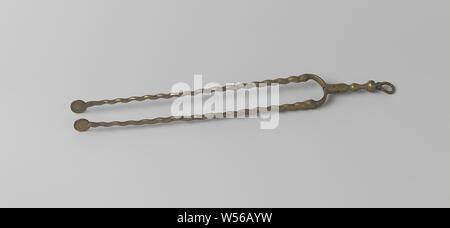 Kamin Zange mit twisted Zange, das Objekt besteht aus den folgenden Gussteile: Ein tong Teil mit Griff, einer genieteten drehbare Tong Teile einer genieteten Auge. Die Zangen sind verdreht und haben runde, flache Enden. Der Griff ist Kunst Elemente geformt., anonym, Niederlande, C. 1700 - C. 1725, Messing (Legierung), l 55 cm x B 6,5 cm x T 1,8 cm Stockfoto