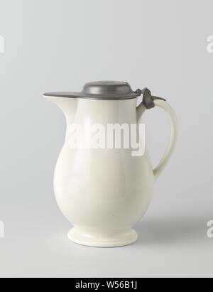 Keramik aus Hart-feuerte Steingut, Wedgwood, Creamware ware (Queen's), Birnenförmig Milchkännchen weiß hart-gebackenen Steingut. Die Kanne hat eine C-förmige Ohr und eine Dose Klappdeckel. Die Kanne hat eine gebogene sneb und einen Standplatz Ring., England, C. 1765 - C. 1790, Steingut, h 22,2 cm h 20,2 cm x T 14,5 cm x W 18,8 cm d 10cm d 9,4 cm x h 2 cm Stockfoto