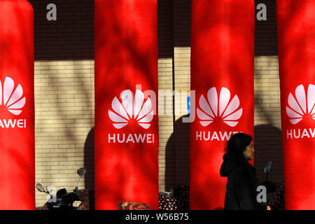 ---- Fußgänger vorbei an einer Werbung für Huawei in Ningbo City, der ostchinesischen Provinz Jiangsu, 26. Januar 2019. Huawei Technologies sagte Stockfoto