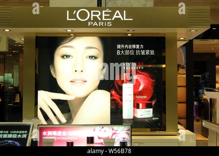 ---- L'Oreal Kosmetik und Hautpflege Produkte für den Verkauf an einer Shopping Mall in Shanghai, China, 10. Februar 2014. Beauty und Kosmetik L'O Stockfoto